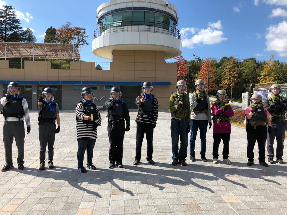 영천전투메모리얼 파크 외부에서 총과 보호구를 차고 단체사진을 찍는 모습