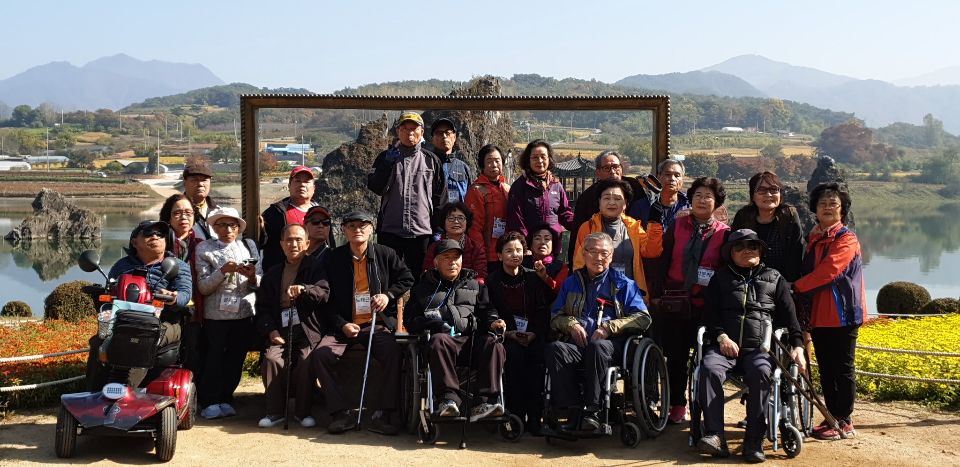 별빛대학교 단체 가을여행에 참여하여 다함께 단체 사진