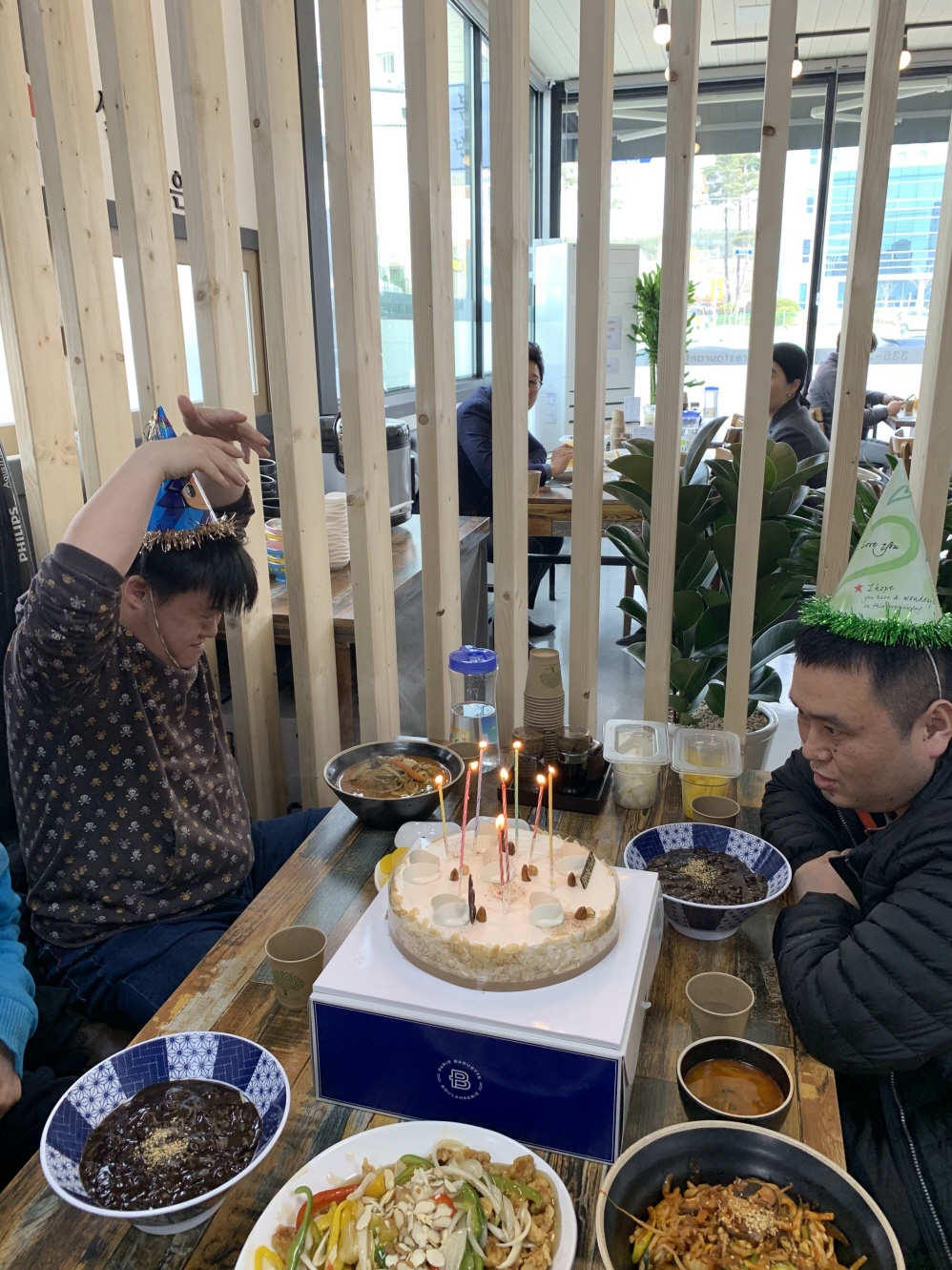 봄내반점에서 생일파티를 하는 이용고객들