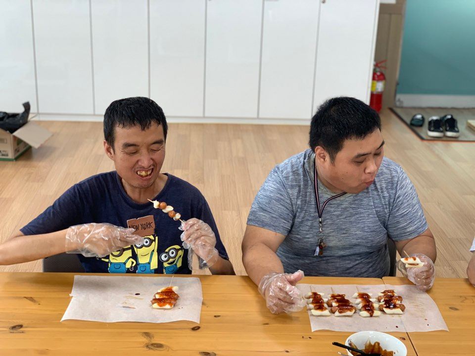 자신이 만든 소떡소떡 꽂이를 맛있게 먹고 있는 이용고객의 모습