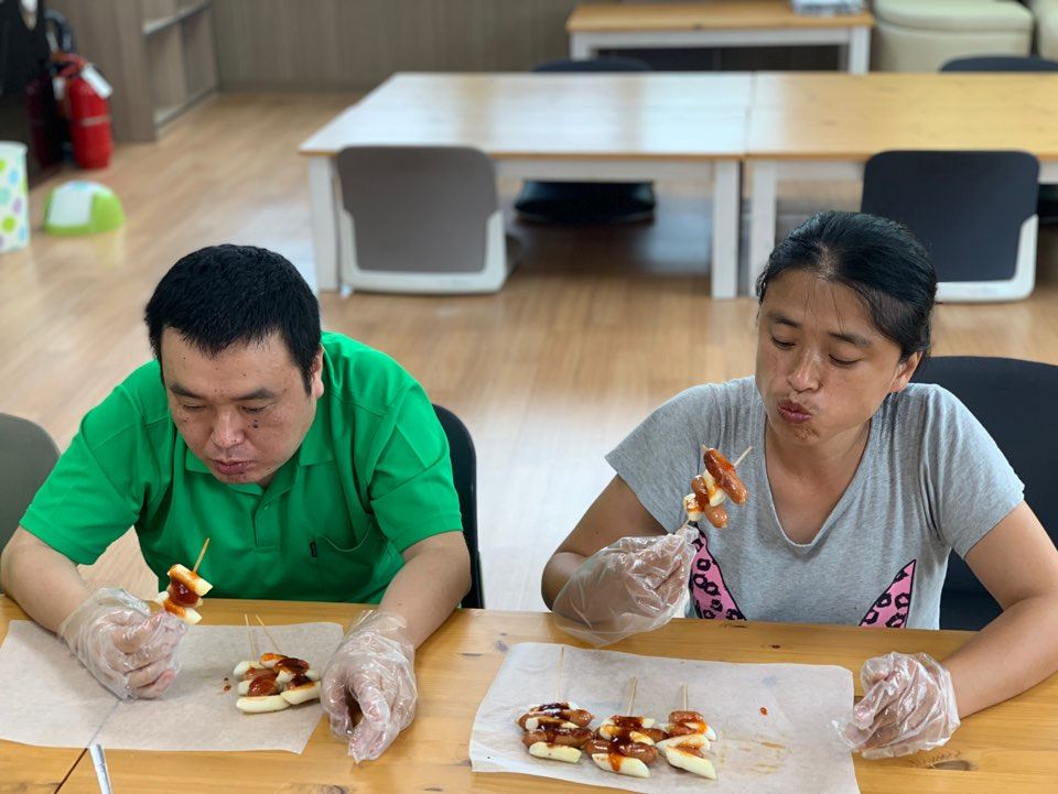 여러가지 소스를 바른 후 맛있게 먹는 이용고객의 모습