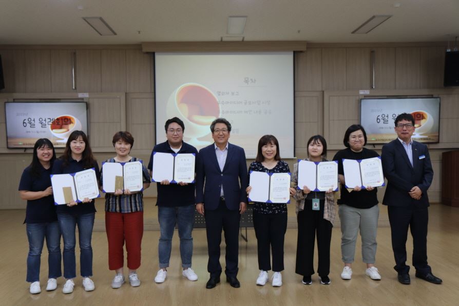 박홍열 관장 최창명 사무국장 이선옥 과장과 함께 기념 사진을 찍는 우수아이디어 공모사업 수상자들