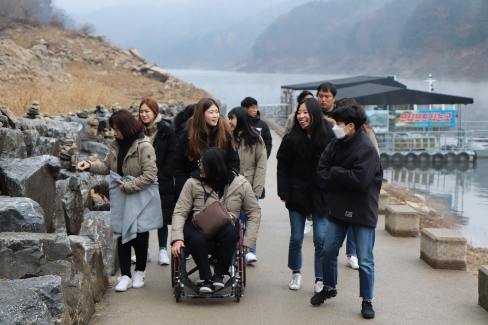 청평사로 올라가고 있는 복지관 직원들