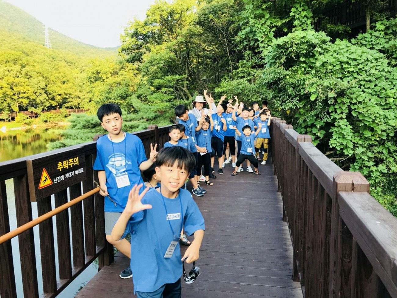 산속 라운딩 중 단체사진을 찍는 모습