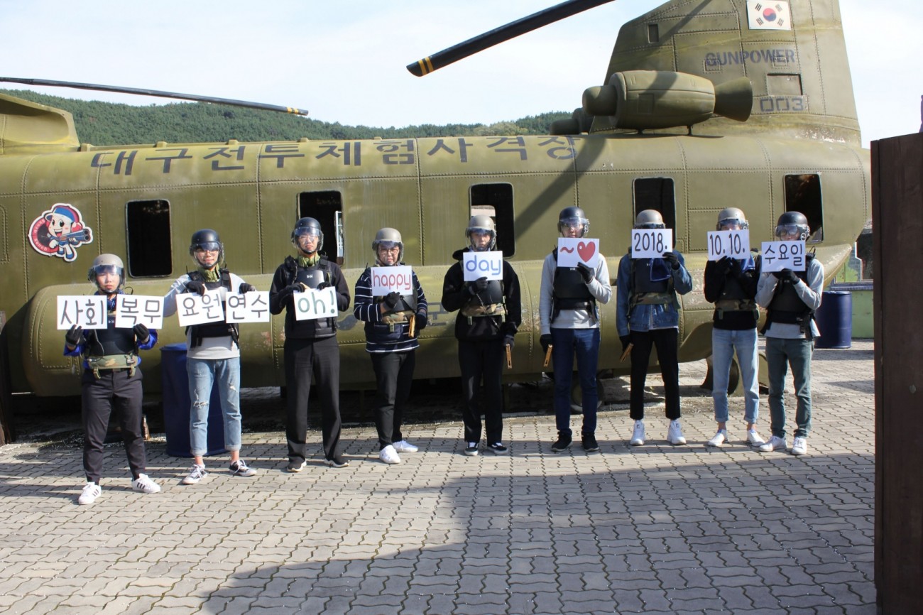 전투체험사격을 위해 보호구를 착용하고 단체사진을 찍는 모습