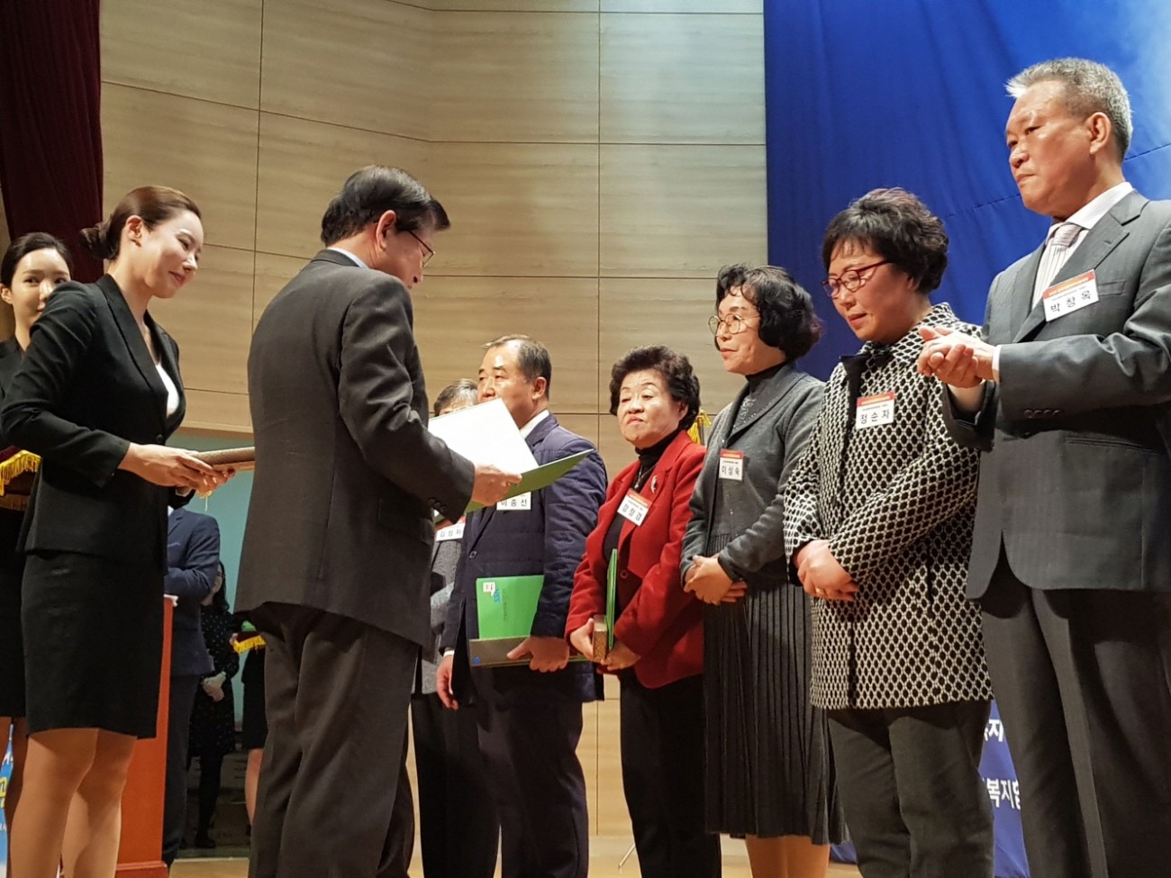 한국사회복지협의회장상을 수상하고 있는 이상숙 회장 모습