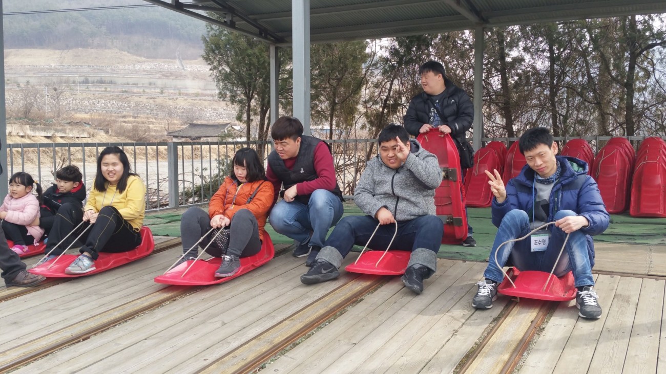 경주 임실치즈학교에서 레일 썰매를 타려고 대기중인 이용고객들