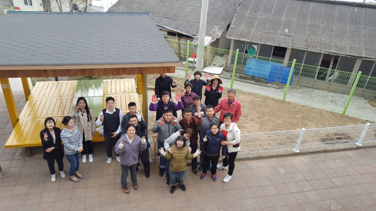 별빛어사모봉사단과 주간보호 이용고객들