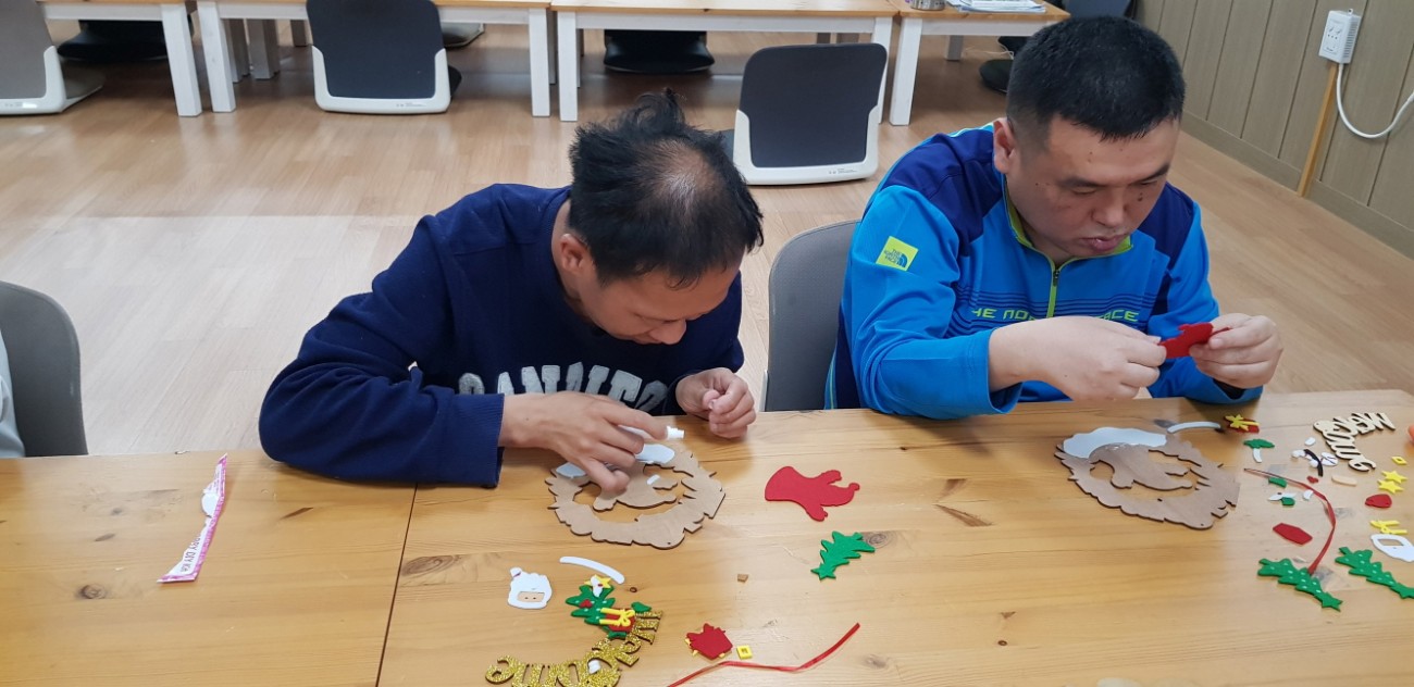 주간보호 크리스마스 장식 만드는 모습