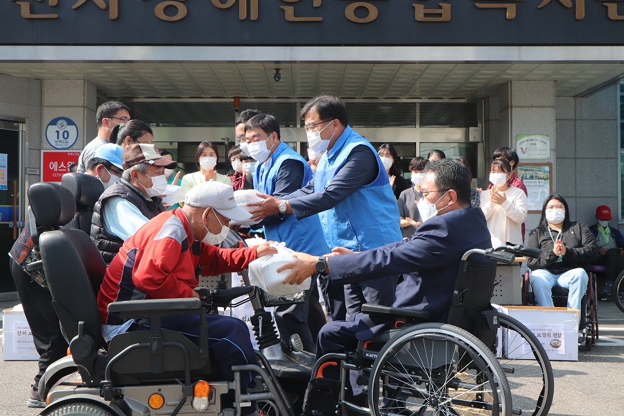 보양식(곰탕) 대상자 전달