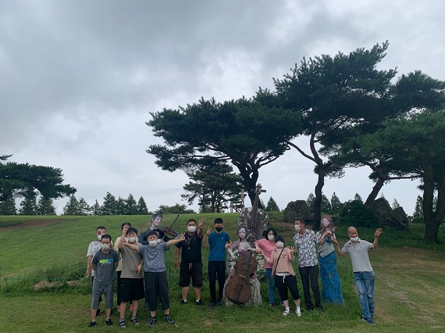 8월 외부활동으로 경주 화랑의 언덕을 둘러보고 있는 주간보호센터 이용고객