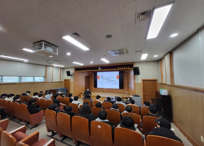 장애이해교육을 듣고 있는 모습