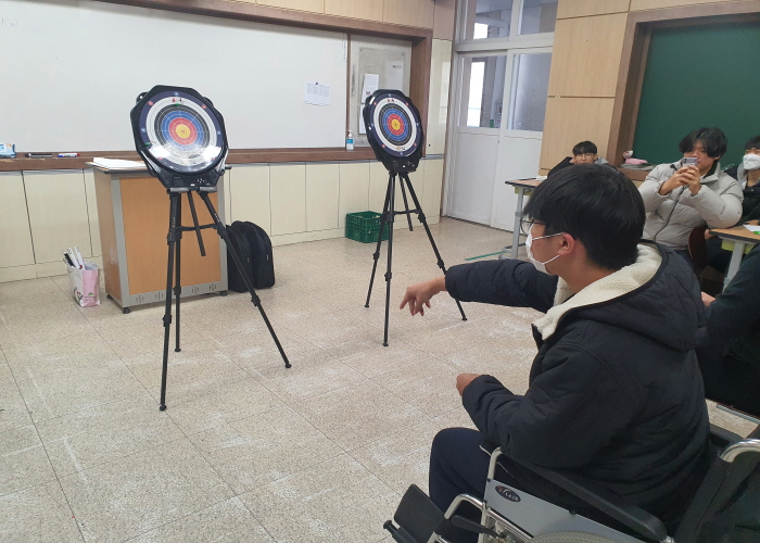 장애스포츠(한궁)체험을 하고 있는 모습