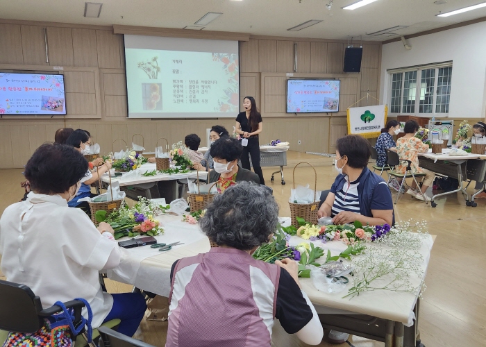 여성아카데미 프로그램 수업을 듣고 있는 모습