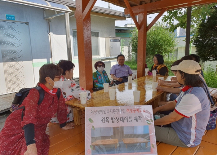 작품 앞에서 관장님의 말씀을 듣고 있는 모습