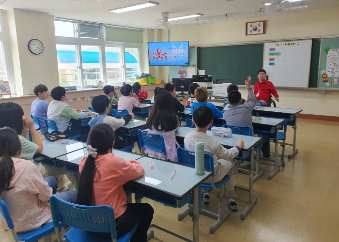 장애인식개선 교육을 듣고 있는 모습