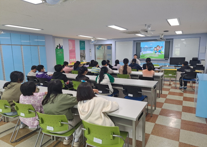 장애인식개선 교육에 참여하고 있는 모습