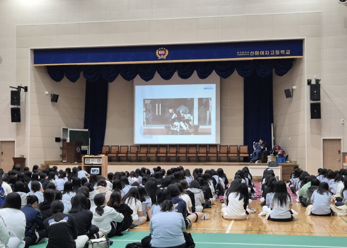 장애인식개선 교육을 듣고 있는 모습