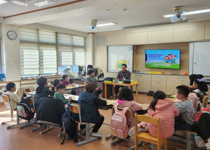 장애인식개선 교육에 참여하고 있는 모습