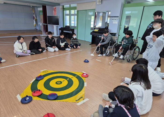 장애인식개선 교육에 참여하고 있는 모습